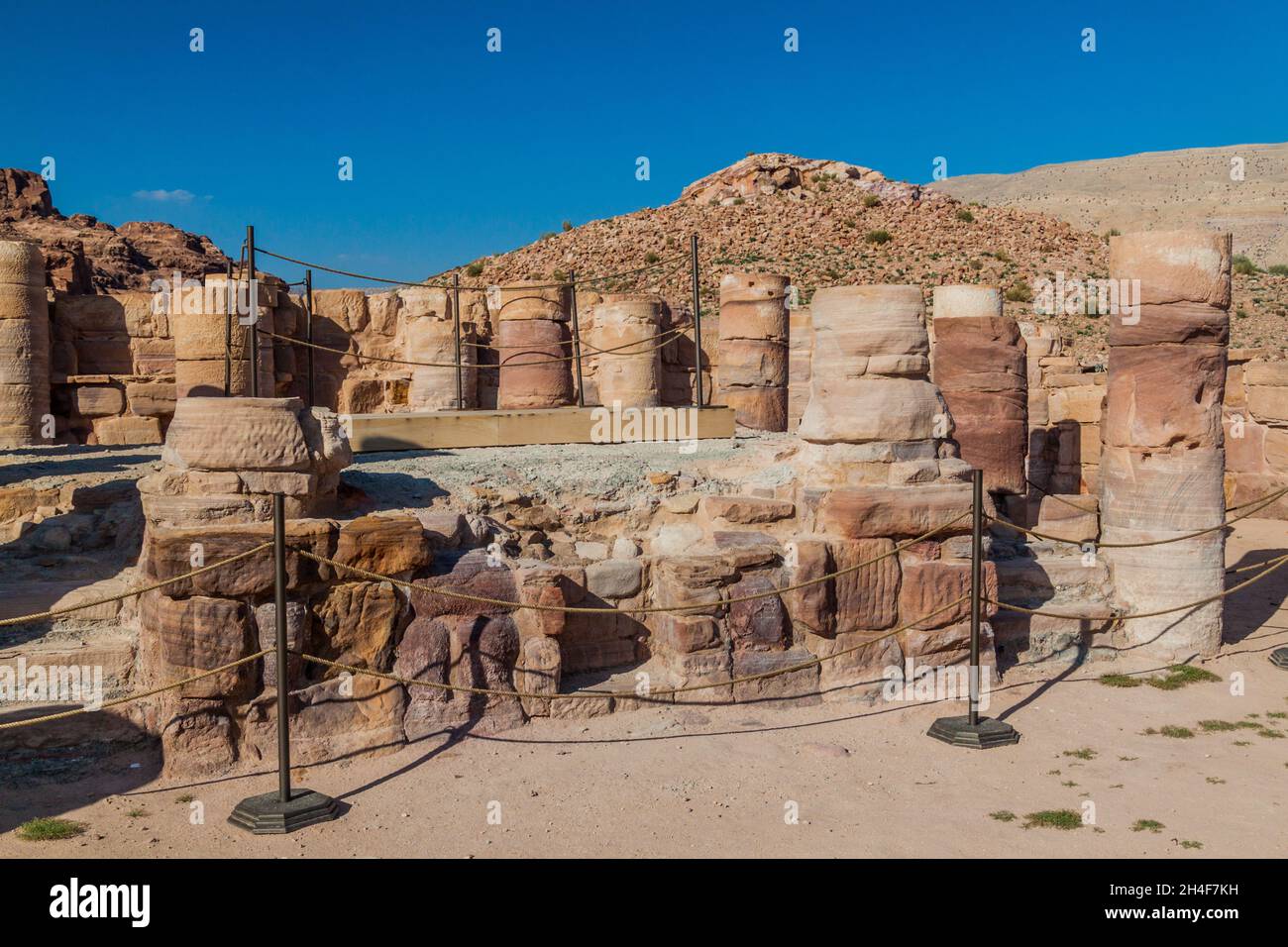 Tempio dei leoni alati nell'antica città di Petra, Giordania Foto Stock