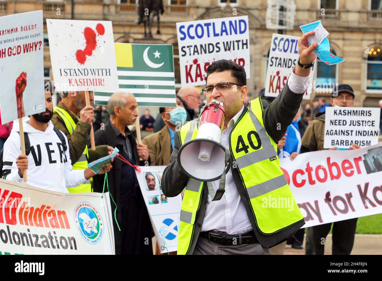 Glasgow, Regno Unito. 2 Nov 2021. A George Square, Glasgow, si è svolta una manifestazione pacifica da parte di TEHREEK-e-KASHMIR (un gruppo di pressione con sede nel Regno Unito) che ha chiesto ai leader politici della COP26 di far rispettare la risoluzione ONU 39 adottata nel 1948 che conferisce indipendenza e diritto all'autodeterminazione agli stati della JAMU e DEL KASHMIR, stati al confine tra India e Pakistan. La manifestazione ha riunito persone provenienti da diversi background per chiedere ciò che sostengono è la 'brutale oppressione' del popolo Kashmiri da parte delle forze indiane per gli ultimi 2 anni e 3 mesi Credit: Findlay / Alamy Live News Foto Stock