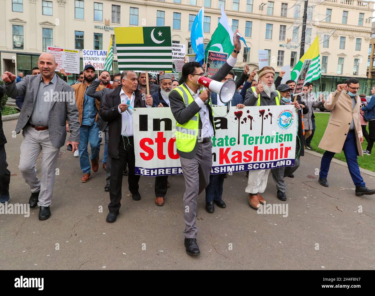Glasgow, Regno Unito. 2 Nov 2021. A George Square, Glasgow, si è svolta una manifestazione pacifica da parte di TEHREEK-e-KASHMIR (un gruppo di pressione con sede nel Regno Unito) che ha chiesto ai leader politici della COP26 di far rispettare la risoluzione ONU 39 adottata nel 1948 che conferisce indipendenza e diritto all'autodeterminazione agli stati della JAMU e DEL KASHMIR, stati al confine tra India e Pakistan. La manifestazione ha riunito persone provenienti da diversi background per chiedere ciò che sostengono è la 'brutale oppressione' del popolo Kashmiri da parte delle forze indiane per gli ultimi 2 anni e 3 mesi Credit: Findlay / Alamy Live News Foto Stock