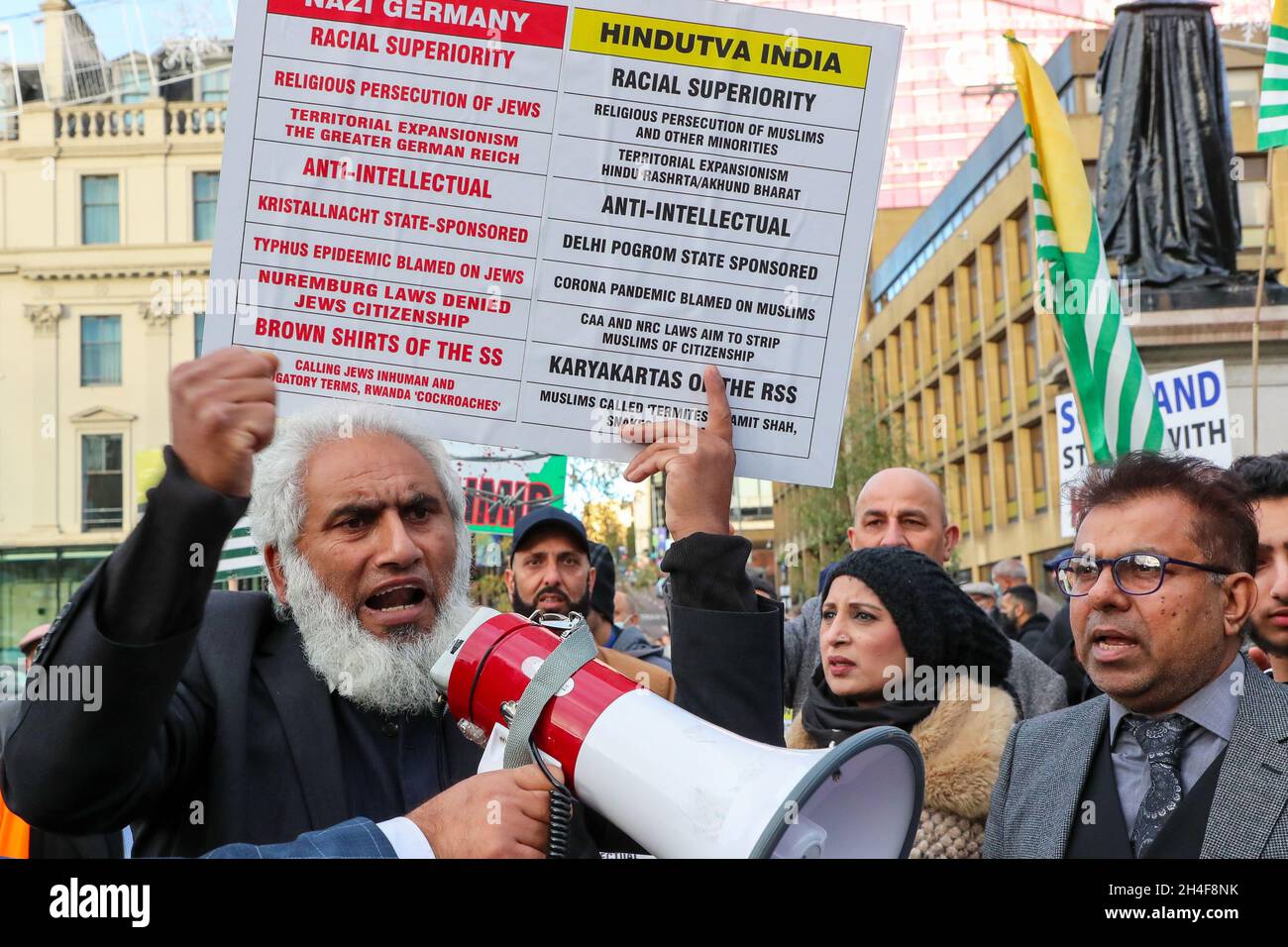 Glasgow, Regno Unito. 2 Nov 2021. A George Square, Glasgow, si è svolta una manifestazione pacifica da parte di TEHREEK-e-KASHMIR (un gruppo di pressione con sede nel Regno Unito) che ha chiesto ai leader politici della COP26 di far rispettare la risoluzione ONU 39 adottata nel 1948 che conferisce indipendenza e diritto all'autodeterminazione agli stati della JAMU e DEL KASHMIR, stati al confine tra India e Pakistan. La manifestazione ha riunito persone provenienti da diversi background per chiedere ciò che sostengono è la 'brutale oppressione' del popolo Kashmiri da parte delle forze indiane per gli ultimi 2 anni e 3 mesi Credit: Findlay / Alamy Live News Foto Stock