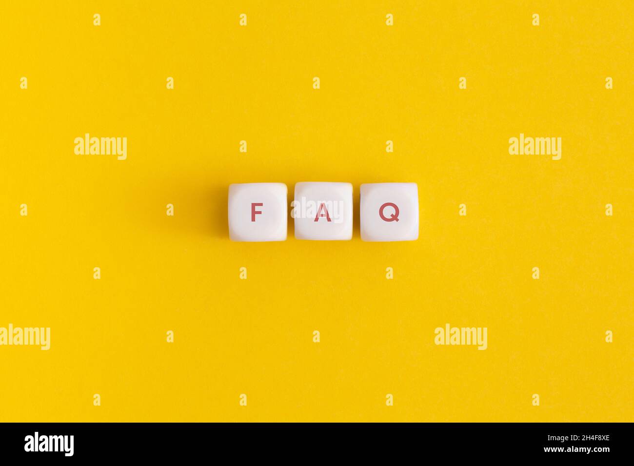 La parola 'FAQ' su un cubetto bianco Foto Stock