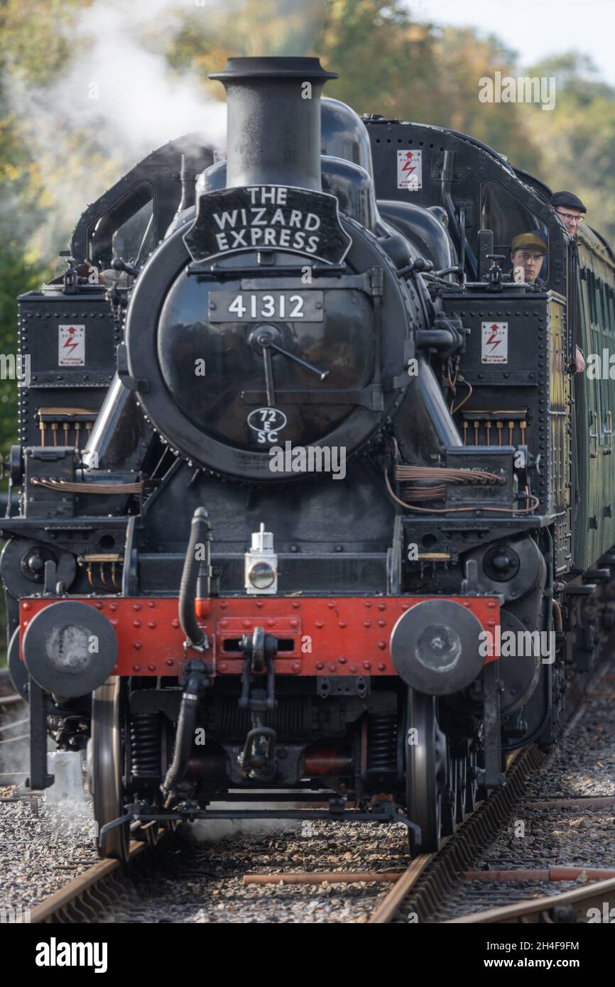 Il Wizard Express, un treno a vapore 1952 LMS IVAT Classe 2 che arriva a Medstead e quattro stazioni Marks sulla linea di Watercress Mid-Hants Railway, Regno Unito Foto Stock