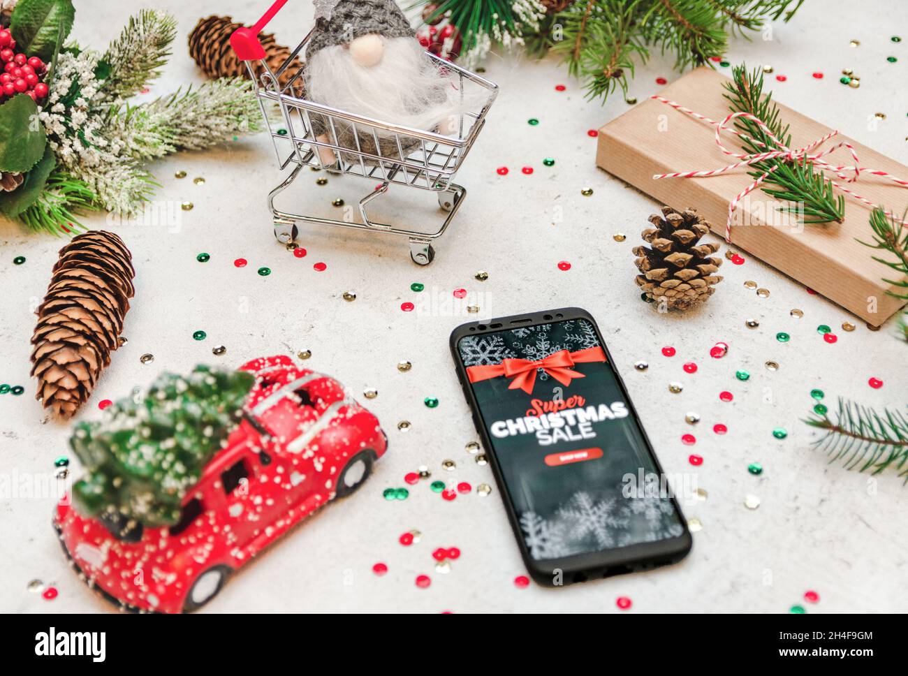 Concetto di shopping di natale online con vendita di natale in mostra sul telefono cellulare. Foto Stock