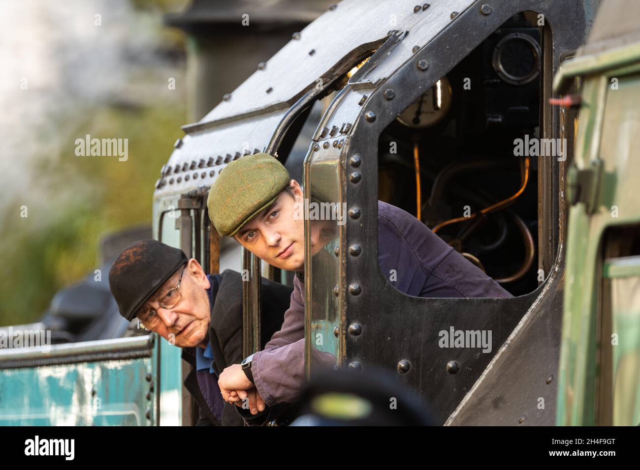 Gli autisti del treno a vapore in attesa partono dalla Watercress Line Mid-Hants Railway, Alresford, Regno Unito Foto Stock