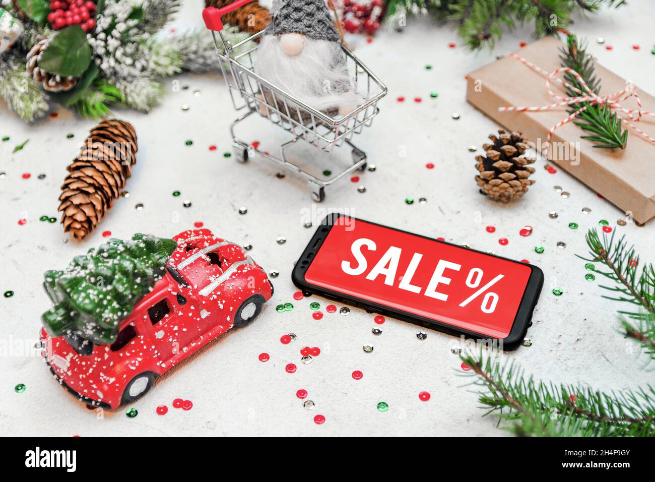 Concetto di shopping di natale online con vendita di natale in mostra sul telefono cellulare. Foto Stock