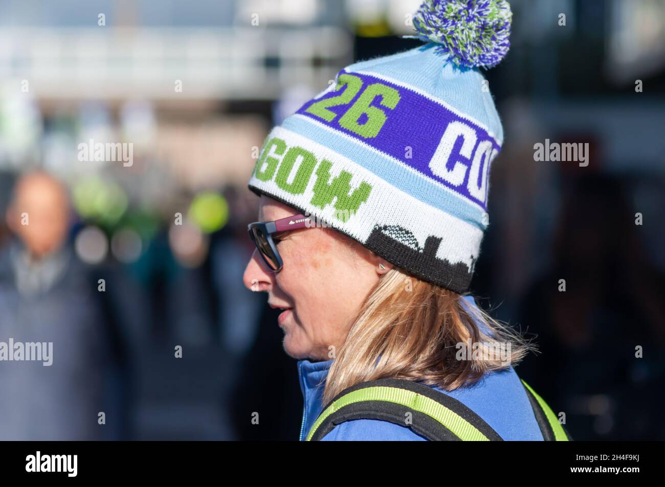 Glasgow, Scozia, Regno Unito. 2 novembre 2021: Un volontario al di fuori dello Scottish Event Campus (SEC) il terzo giorno della conferenza ONU sui cambiamenti climatici COP26. Credit: SKULLY/Alamy Live News Foto Stock
