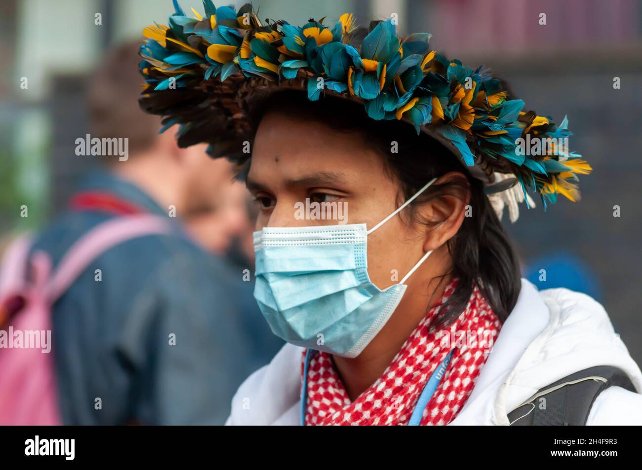 Glasgow, Scozia, Regno Unito. 2 novembre 2021: Un delegato che indossa un headdress al di fuori dello Scottish Event Campus (SEC) il terzo giorno della conferenza delle Nazioni Unite sui cambiamenti climatici COP26. Credit: SKULLY/Alamy Live News Foto Stock
