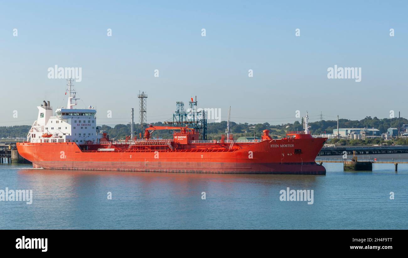 Sten Moster una petroliera petrolifera ormeggiata alla raffineria Fawley Oil Refinery, Southampton Water, Hampshire, Inghilterra, Regno Unito Foto Stock