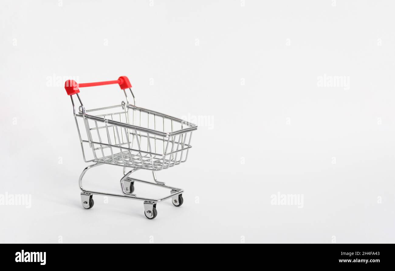 Mini carrello su sfondo bianco con spazio per la copia Foto Stock