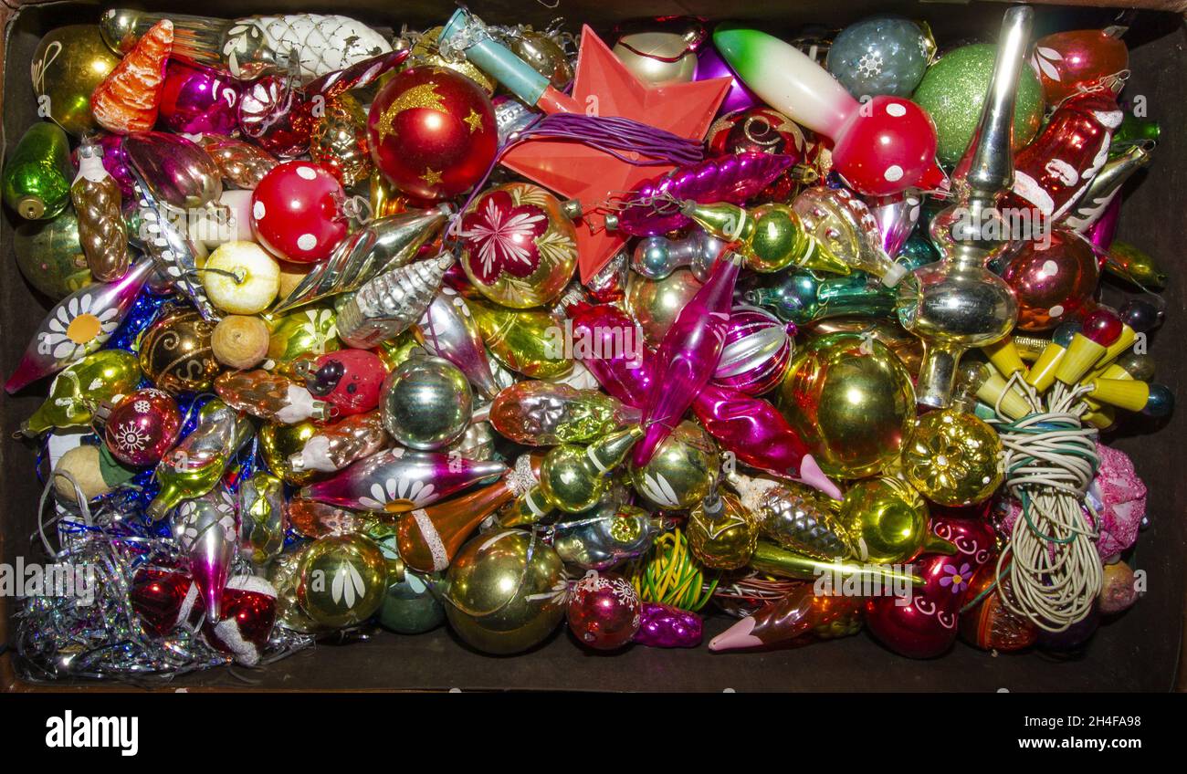 Giocattoli vintage di Natale in una vecchia valigia dalla soffitta di una casa di villaggio. Foto Stock