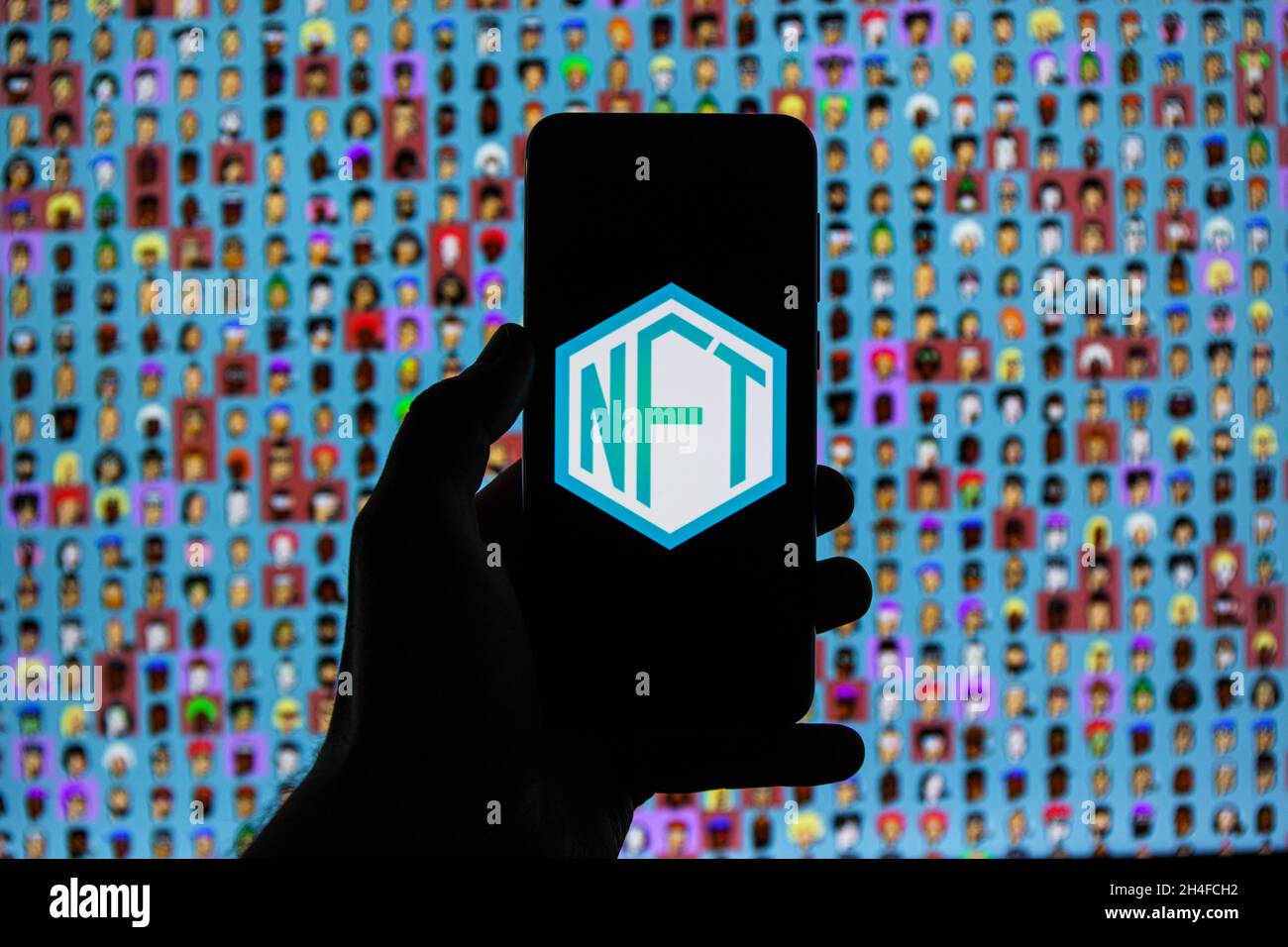 Logo NTF sullo smartphone sullo sfondo di NTF. Un token non-fungibile è un'unità unica e non intercambiabile di dati memorizzati su una contabilità digitale Foto Stock