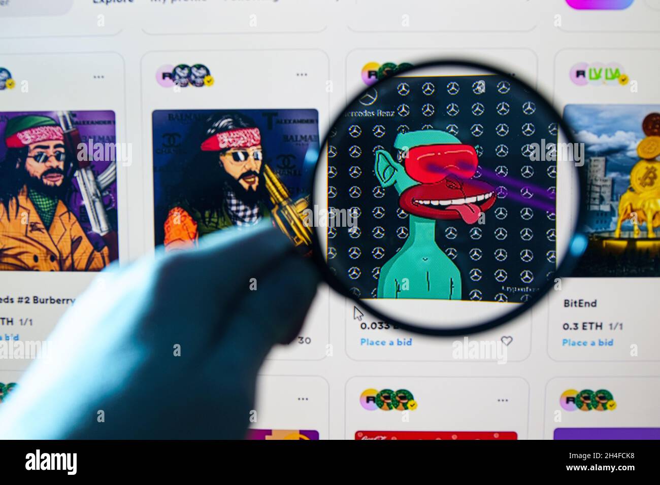 NFTS sullo schermo. Un token non-fungibile (NFT) è una risorsa digitale unica che rappresenta la proprietà di oggetti del mondo reale come arte, video clip, musica e m Foto Stock