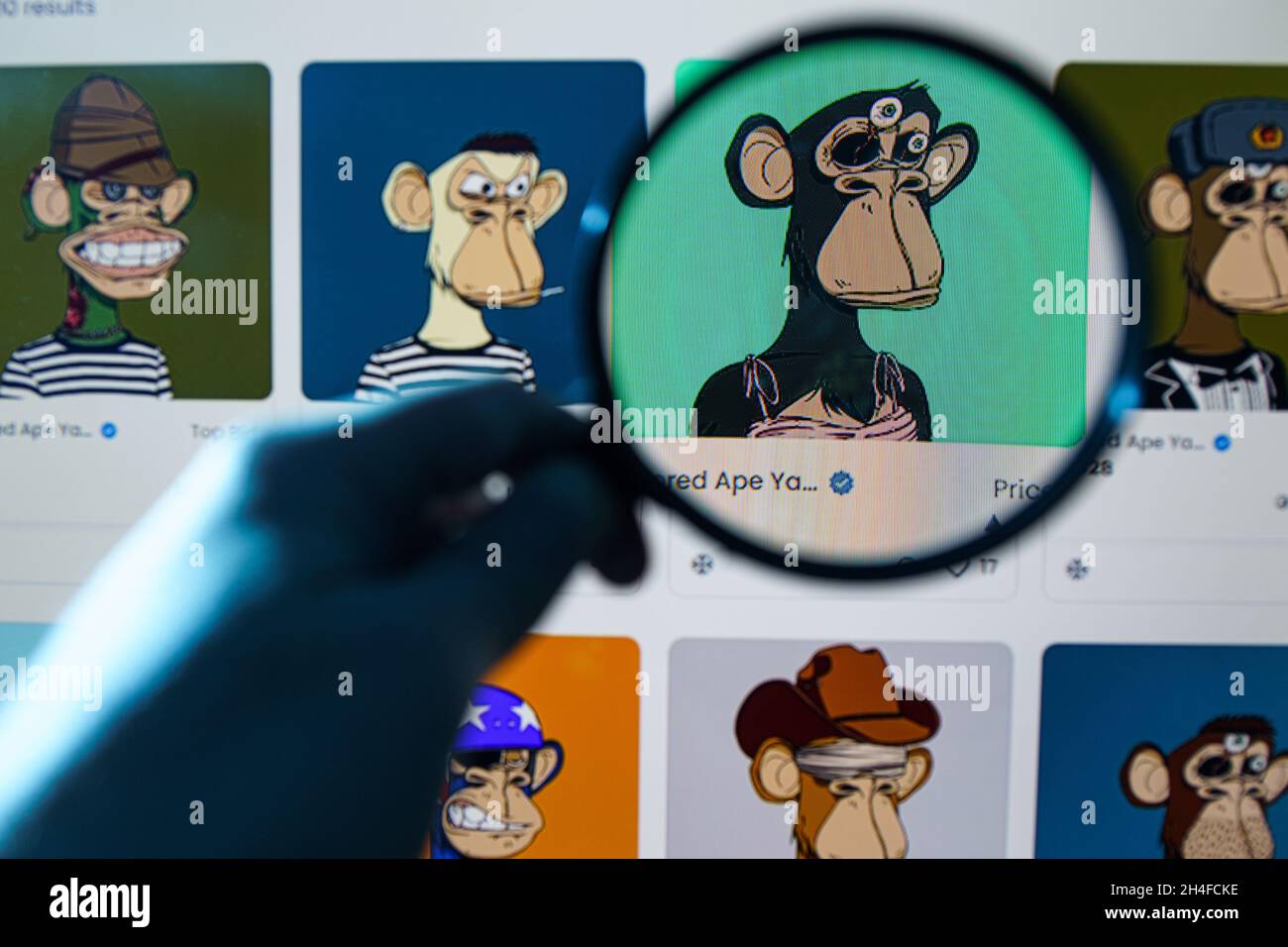 NFTS sullo schermo. Un token non-fungibile (NFT) è una risorsa digitale unica che rappresenta la proprietà di oggetti del mondo reale come arte, video clip, musica e m Foto Stock