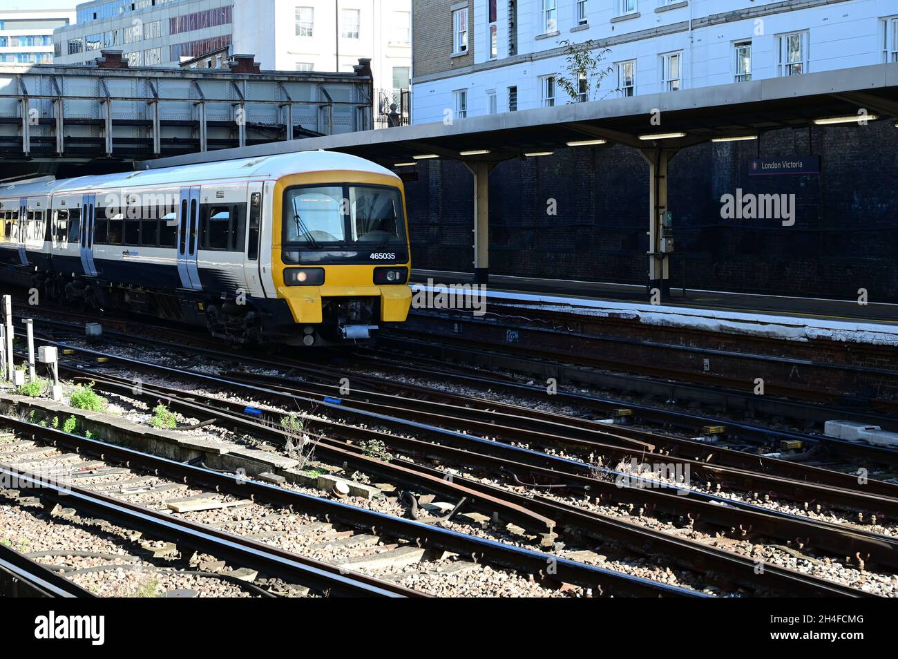 Una classe sud-orientale 465 alla stazione di Londra Victoria. Foto Stock