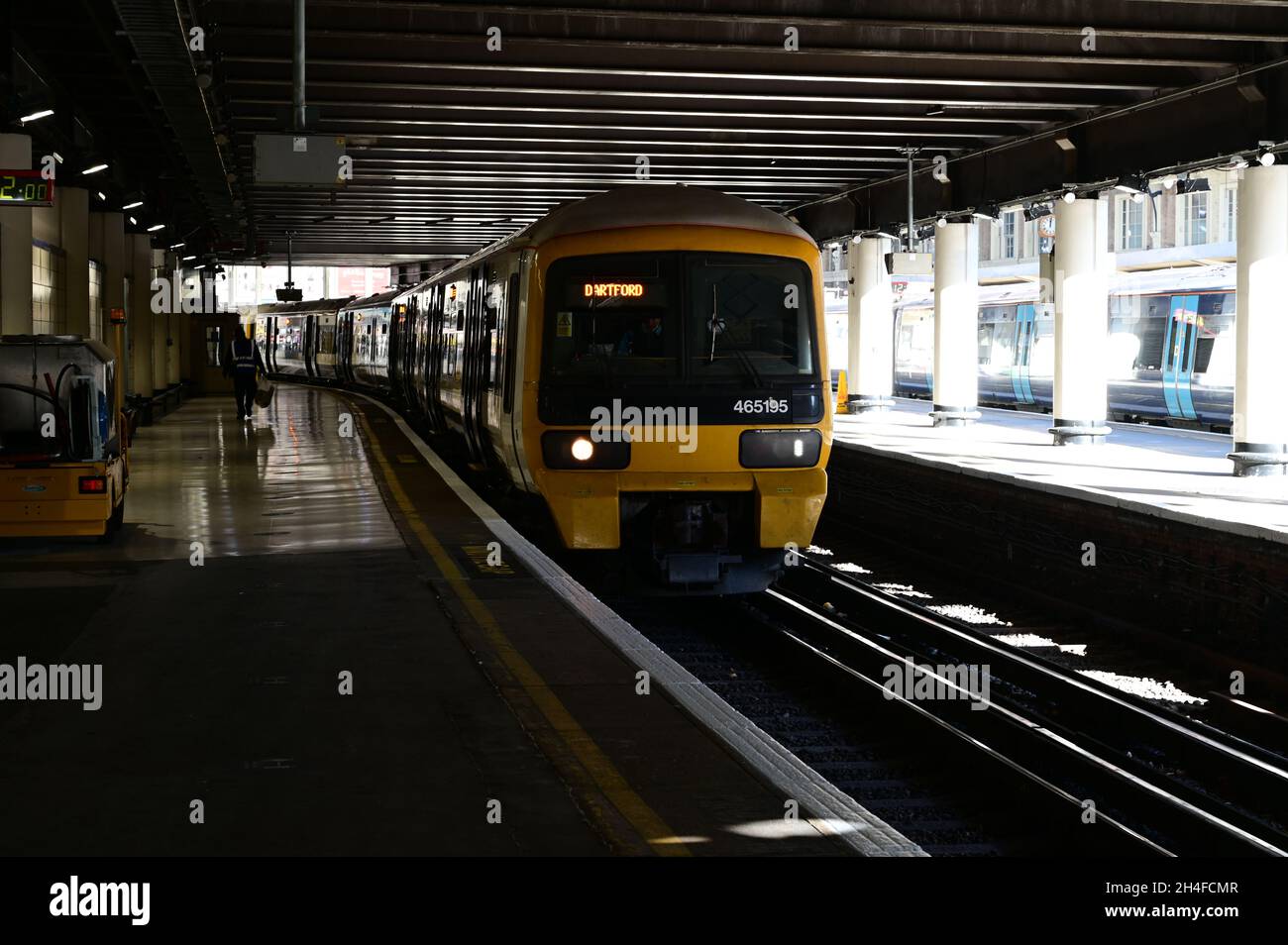 Una classe sud-orientale 465 alla stazione di Londra Victoria. Foto Stock