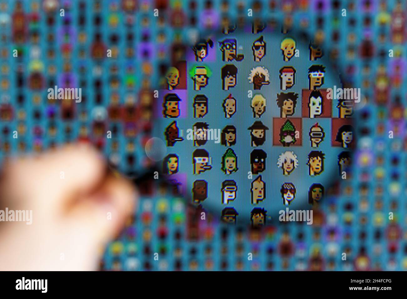NFTS sullo schermo. Un token non-fungibile (NFT) è una risorsa digitale unica che rappresenta la proprietà di oggetti del mondo reale come arte, video clip, musica e m Foto Stock