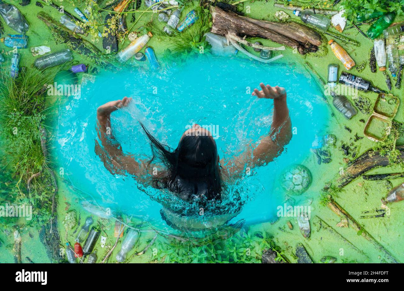 Donna che nuota, annegata nell'oceano circondato da rifiuti di plastica. Plastica oceanica, plastica, cambiamento climatico, inquinamento... concetto composito. Foto Stock