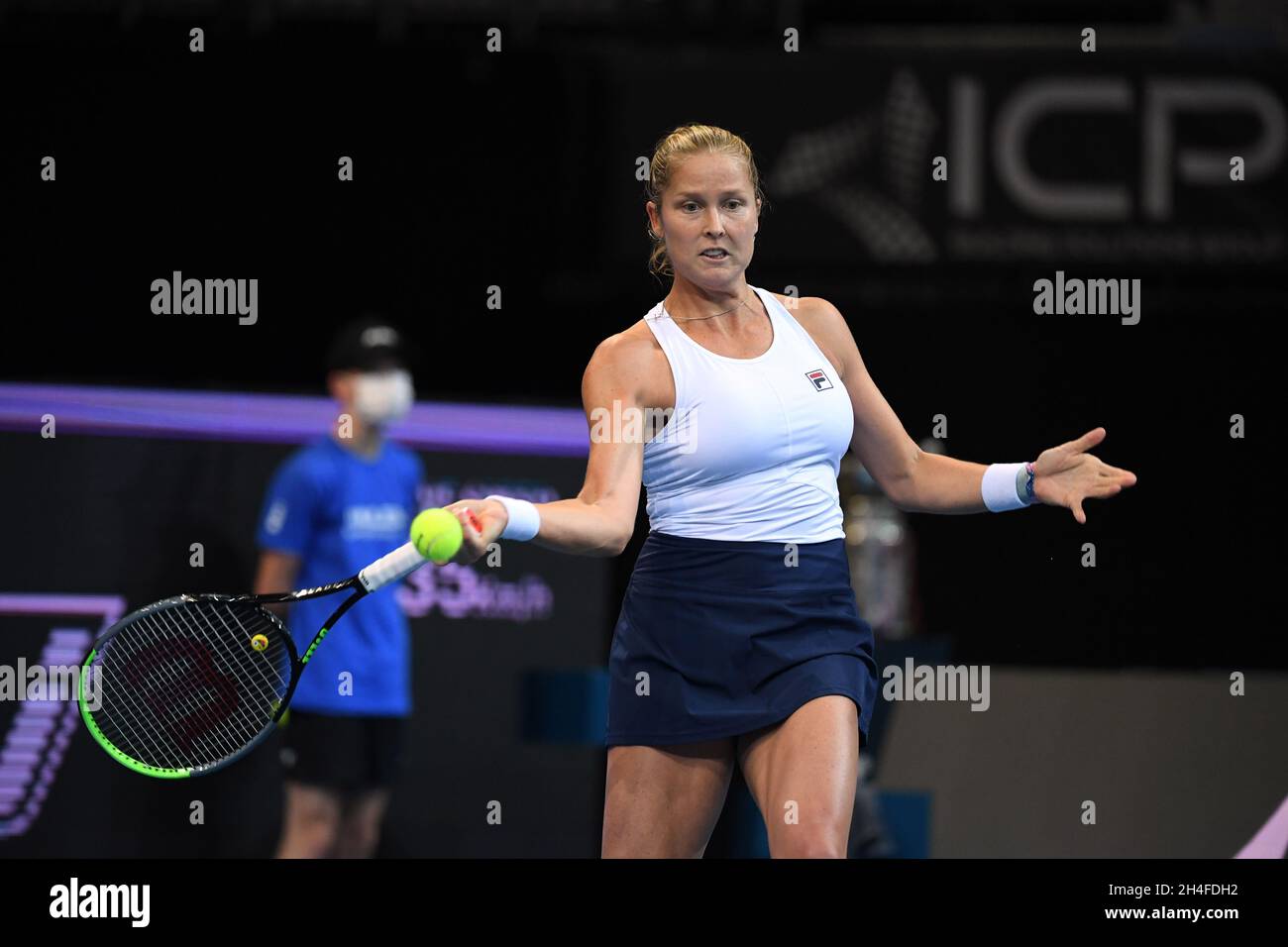 Praga, Repubblica Ceca. 2 novembre 2021. Shelby Rogers degli Stati Uniti in azione durante la partita del gruppo C del tennis femminile Billie Jean King Cup (ex Fed Cup) contro Viktoria Kuzmova della Slovacchia a Praga, Repubblica Ceca, 2 novembre 2021. Credit: Katerina Sulova/CTK Photo/Alamy Live News Foto Stock