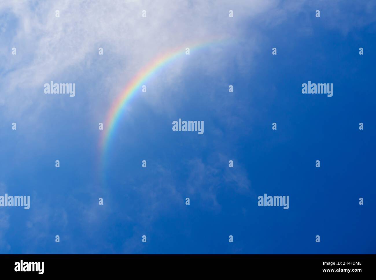 Bellissimi colori arcobaleno da un'alta altitudine Circumzenithal arco aka l'arco bravais o sorriso nel cielo Foto Stock