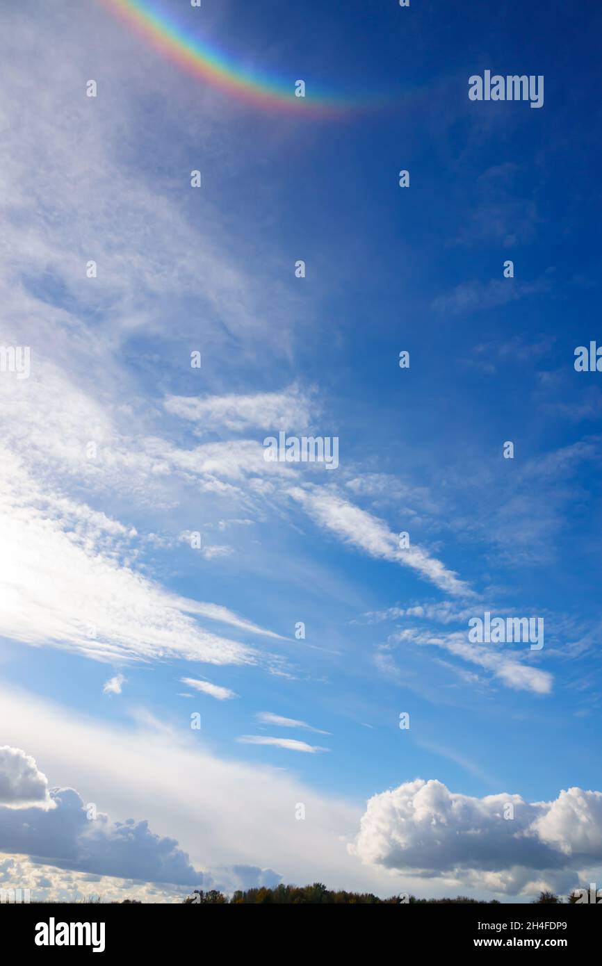 Bellissimi colori arcobaleno da un'alta altitudine Circumzenithal arco aka l'arco bravais o sorriso nel cielo Foto Stock