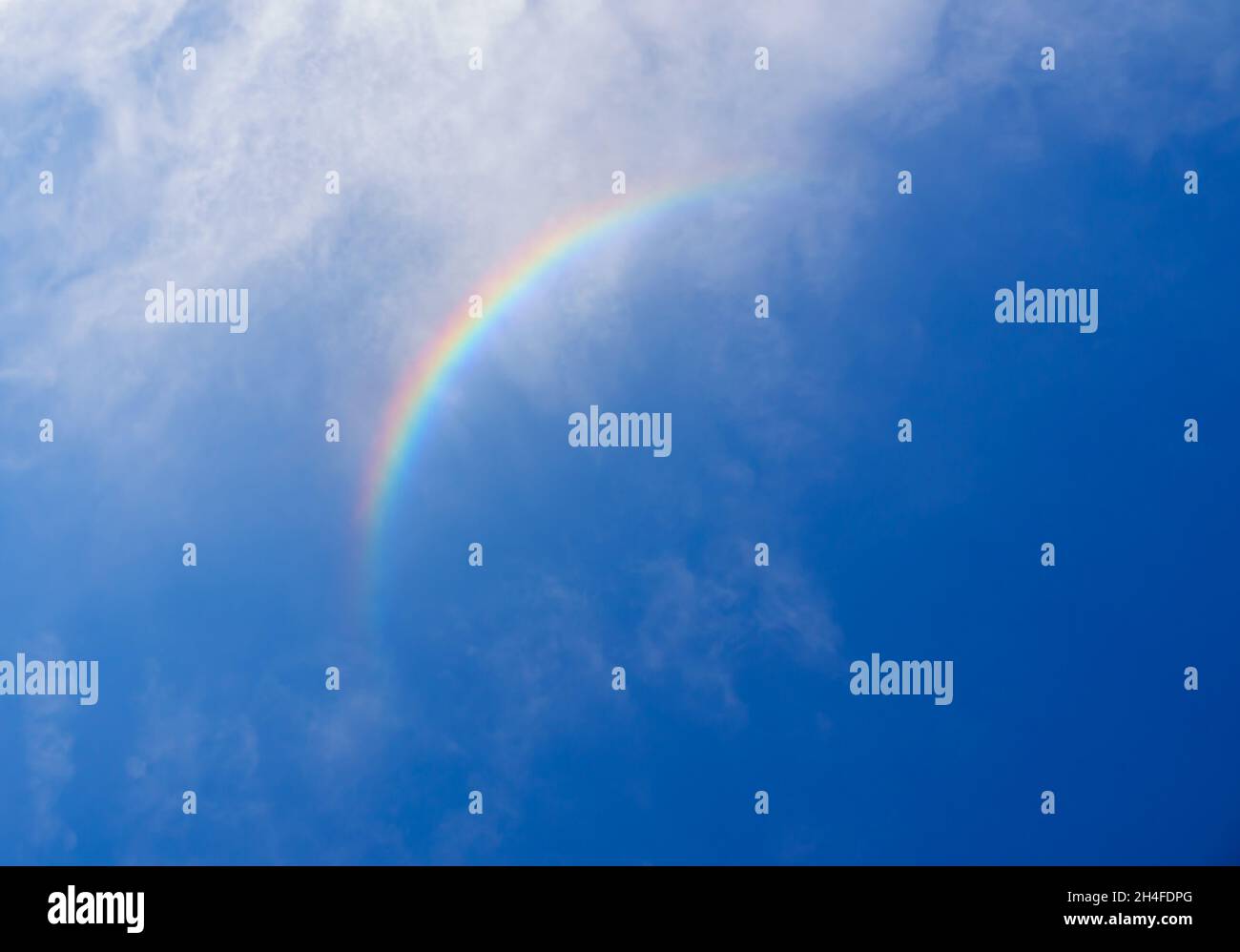 Bellissimi colori arcobaleno da un'alta altitudine Circumzenithal arco aka l'arco bravais o sorriso nel cielo Foto Stock
