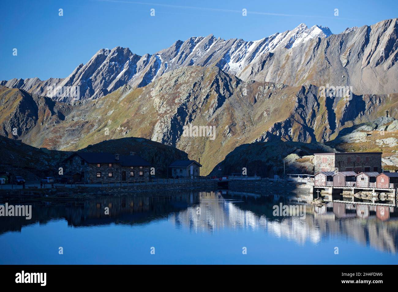Grande Passo di San Bernardo in Svizzera guardando verso l'Italia con il Golliat Grand e Fourchon sullo sfondo Foto Stock