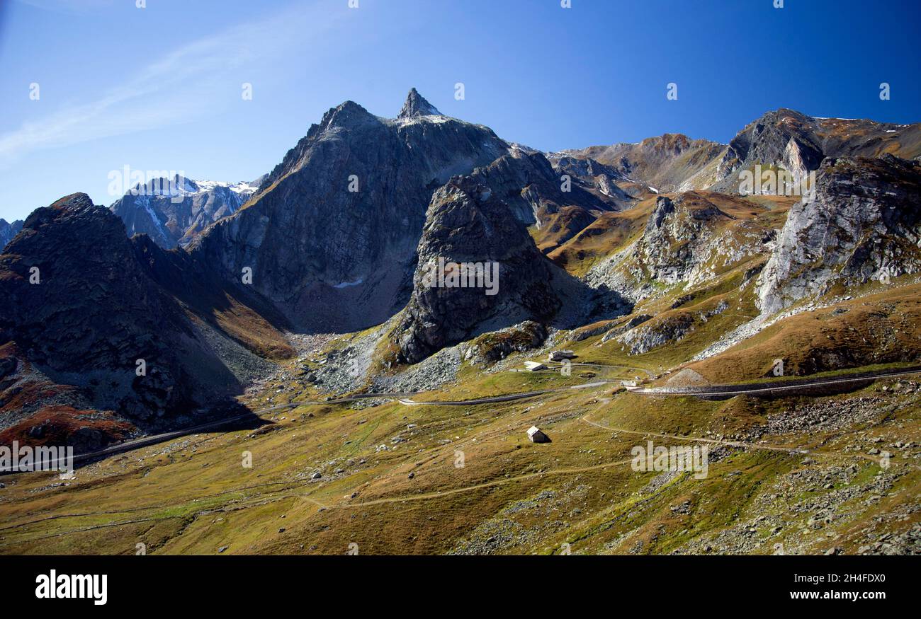 Paesaggio delle Alpi italiane vicino al Passo del Gran San Bernardo Foto Stock