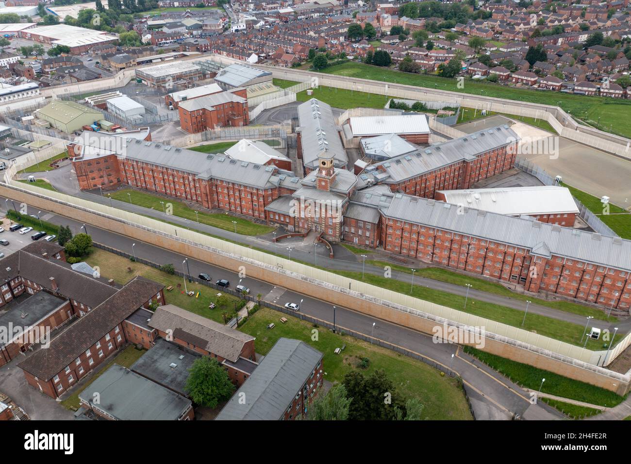 Riprese aeree del centro di Wakefield nel West Yorkshire nel Regno Unito che mostrano l'edificio principale e le mura della prigione di sua Maestà Foto Stock
