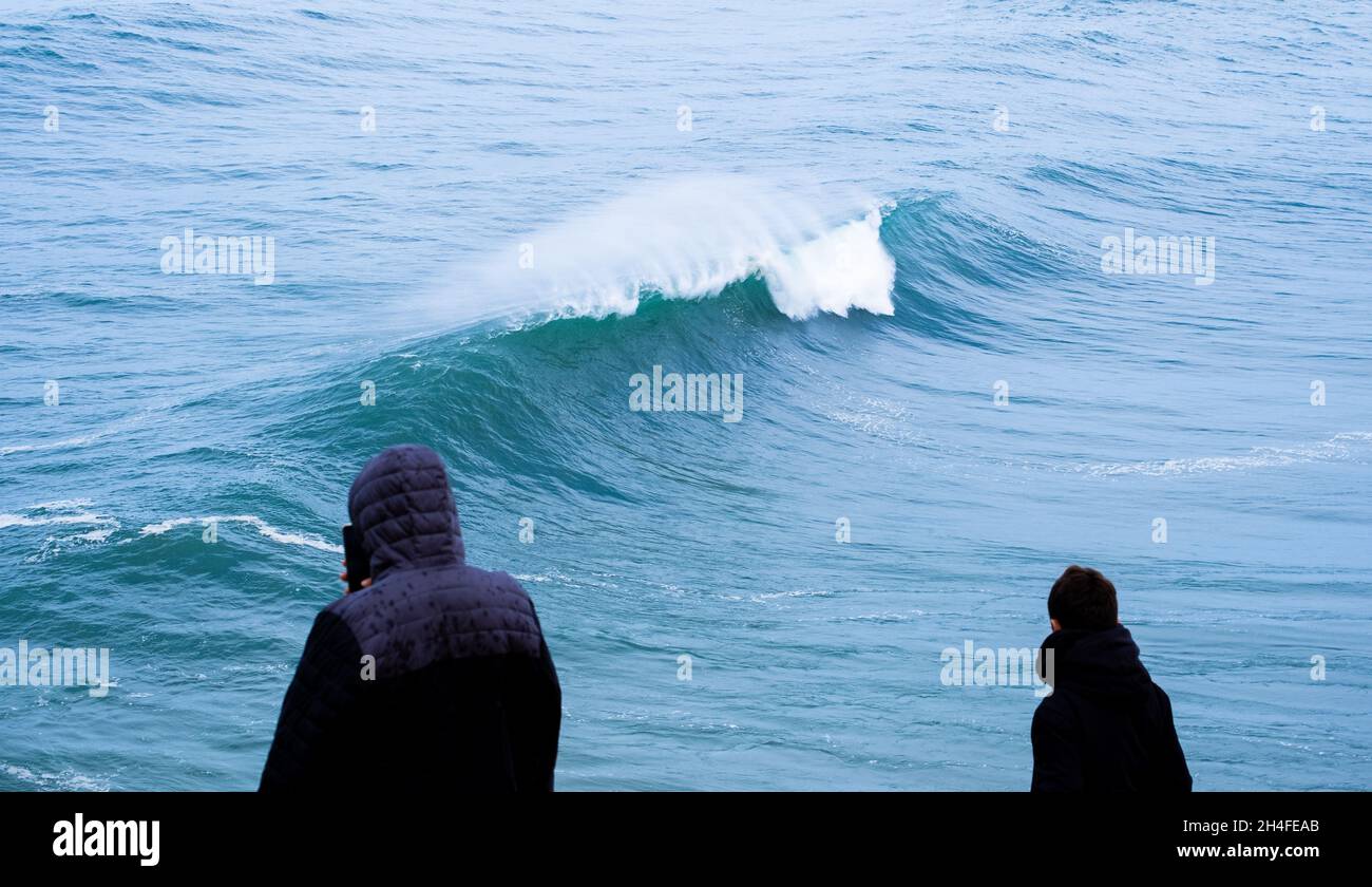 Oceano enorme ondata di rottura in nazare, Portogallo Foto Stock