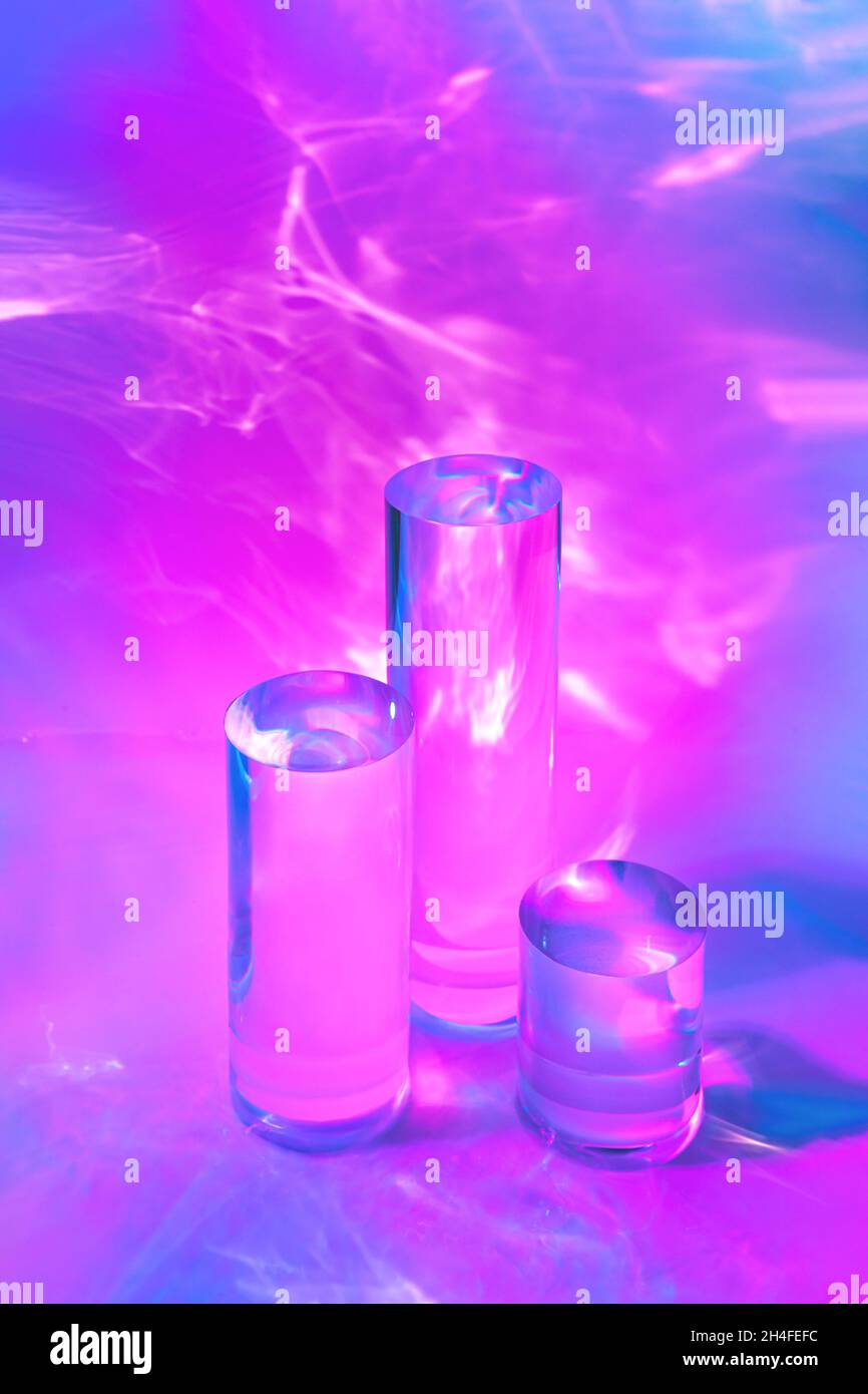 tre podi in vetro chiaro su sfondo rosa pastello Foto Stock