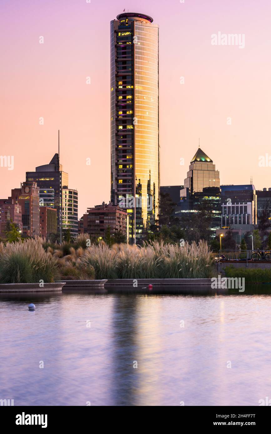 Santiago del Cile, Regione Metropolitana, Cile - Stagno al Parco del Bicentenario nel ricco quartiere Vitacura e skyline di edifici. Foto Stock