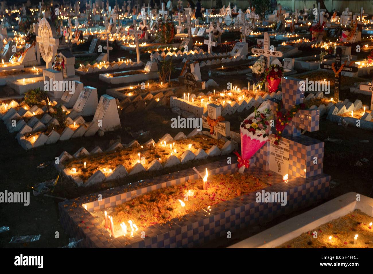 2 novembre 2021, chittagong, Chittagong, Bangladesh: I cattolici osservano il 2 novembre come la Giornata di tutte le anime, un giorno di preghiera per i morti. Le foto dell'osservazione sono state scattate a Chittagong, Bangladesh. All Souls Day è un giorno santo riservato per onorare i morti. Secondo la fede cattolica, l'anima di una persona che muore può andare in uno dei tre luoghi. Il primo è il cielo, dove va una persona che muore in uno stato di perfetta grazia e comunione con Dio. Il secondo è l'inferno, dove coloro che muoiono in uno stato di peccato mortale sono naturalmente condannati dalla loro scelta. L'opzione intermedia è purgato Foto Stock