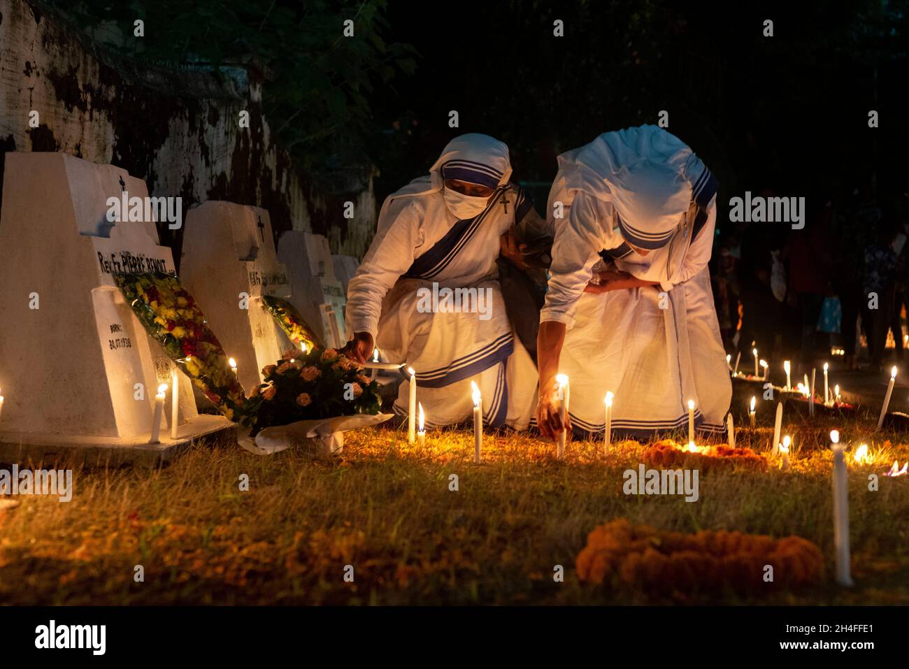 2 novembre 2021, chittagong, Chittagong, Bangladesh: I cattolici osservano il 2 novembre come la Giornata di tutte le anime, un giorno di preghiera per i morti. Le foto dell'osservazione sono state scattate a Chittagong, Bangladesh. All Souls Day è un giorno santo riservato per onorare i morti. Secondo la fede cattolica, l'anima di una persona che muore può andare in uno dei tre luoghi. Il primo è il cielo, dove va una persona che muore in uno stato di perfetta grazia e comunione con Dio. Il secondo è l'inferno, dove coloro che muoiono in uno stato di peccato mortale sono naturalmente condannati dalla loro scelta. L'opzione intermedia è purgato Foto Stock