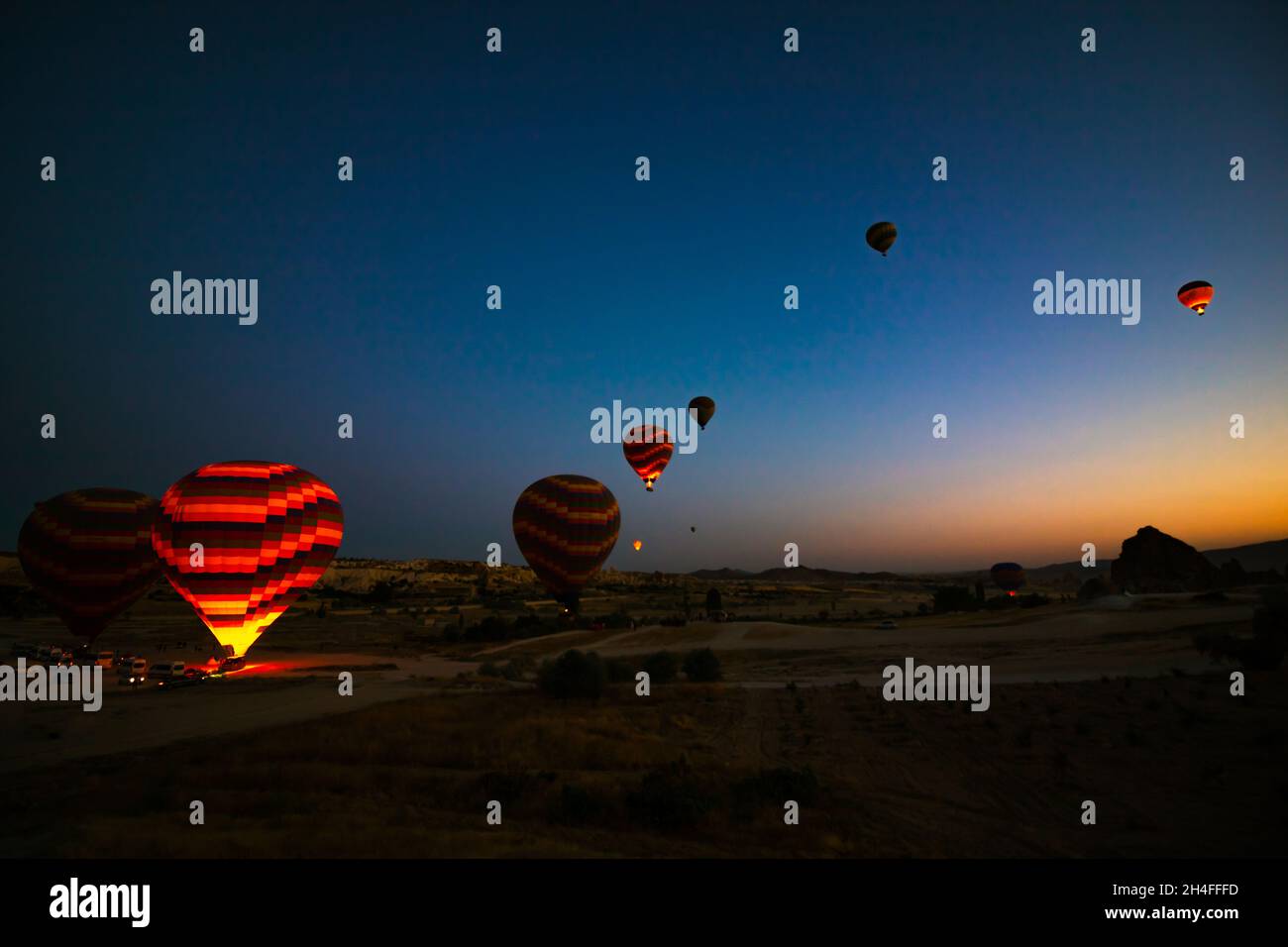 Preparazione del pallone ad aria calda per il decollo all'alba in Cappadocia. Tour in mongolfiera in Cappadocia Turchia. Turismo in Turchia. Foto Stock