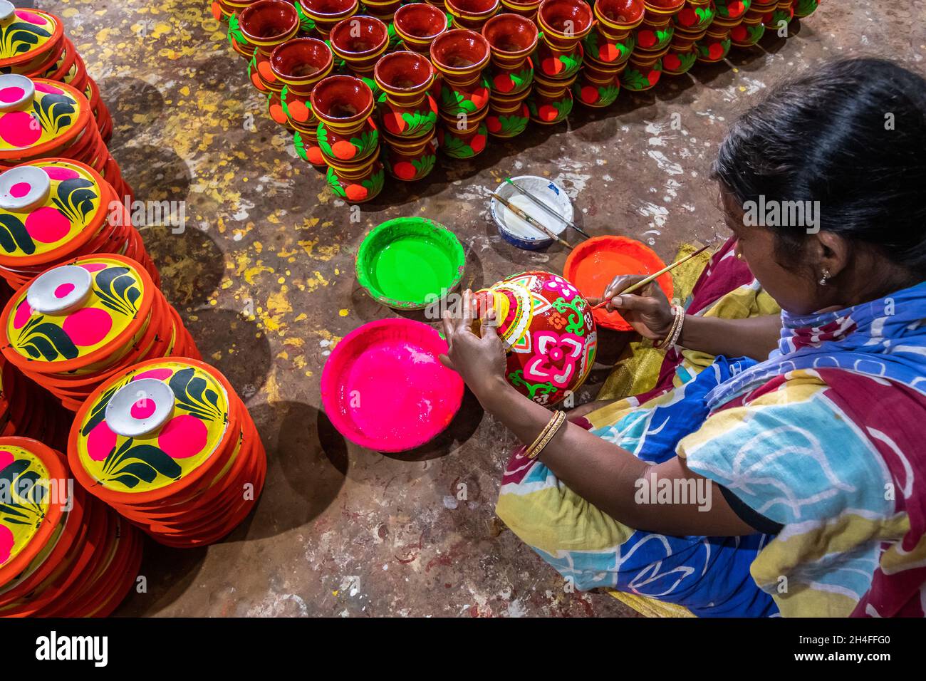 Kolkata, India. 2 novembre 2021. Potter è occupato facendo Diya (lampada) si alza, dea Lakshmi, Signore Ganesha. Questi supporti di lampada del progettista sono usati per tenere Diya questo Diwali per illuminare le nostre sedi. I tocchi finali sono anche dati agli idoli per renderli pronti per la vendita a Kali Puja e Deepawali, il festival indù delle luci, che è il 4 novembre 2021. I venditori li vendono presso laboratori situati alla periferia di Kolkata, nel Bengala Occidentale, in India, il 2 novembre 2021. (Foto di Saurabh Sirohiya/Sipa USA) Credit: Sipa USA/Alamy Live News Foto Stock