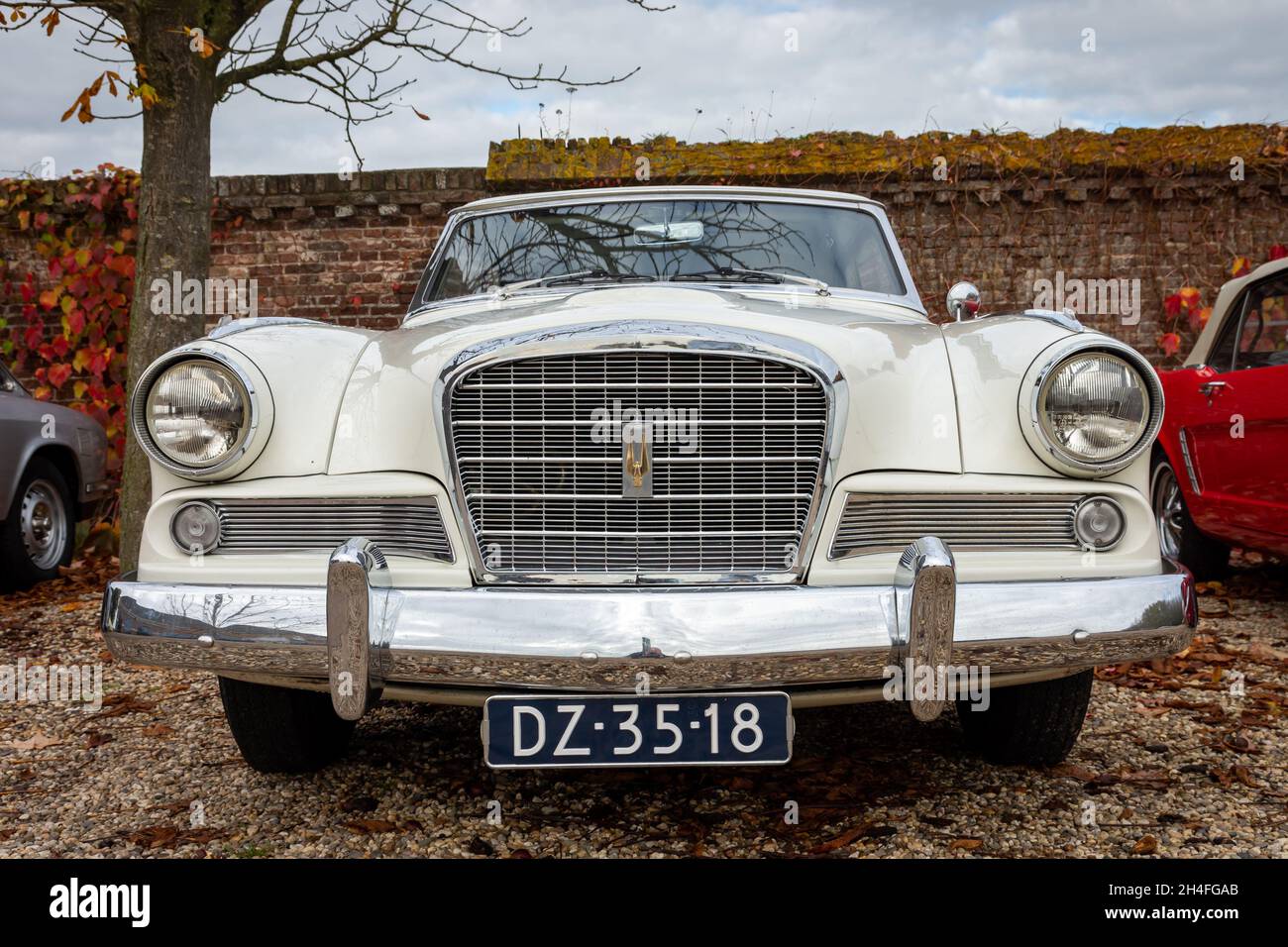 Brummen, Provincia Gelderland, Paesi Bassi, 23.10.2021, Vista frontale della vettura d'epoca Studebaker Hawk Gran Turismo 1964, esposta alla Galleria Brumm Foto Stock