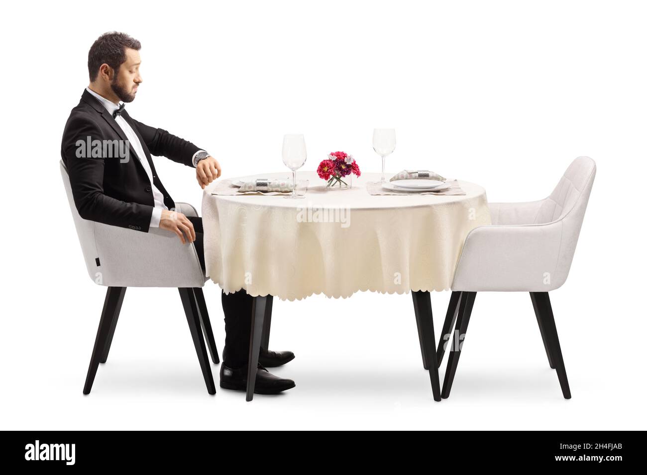 L'uomo deluso è seduto da solo al tavolo del ristorante e l'orario di  controllo è isolato su sfondo bianco Foto stock - Alamy