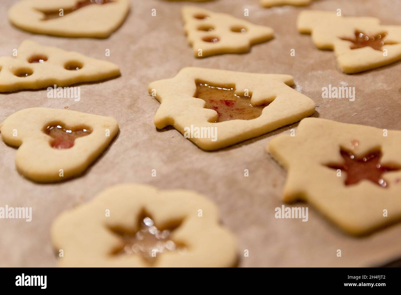 Immagine ravvicinata dei biscotti di Natale su una teglia da forno Foto Stock