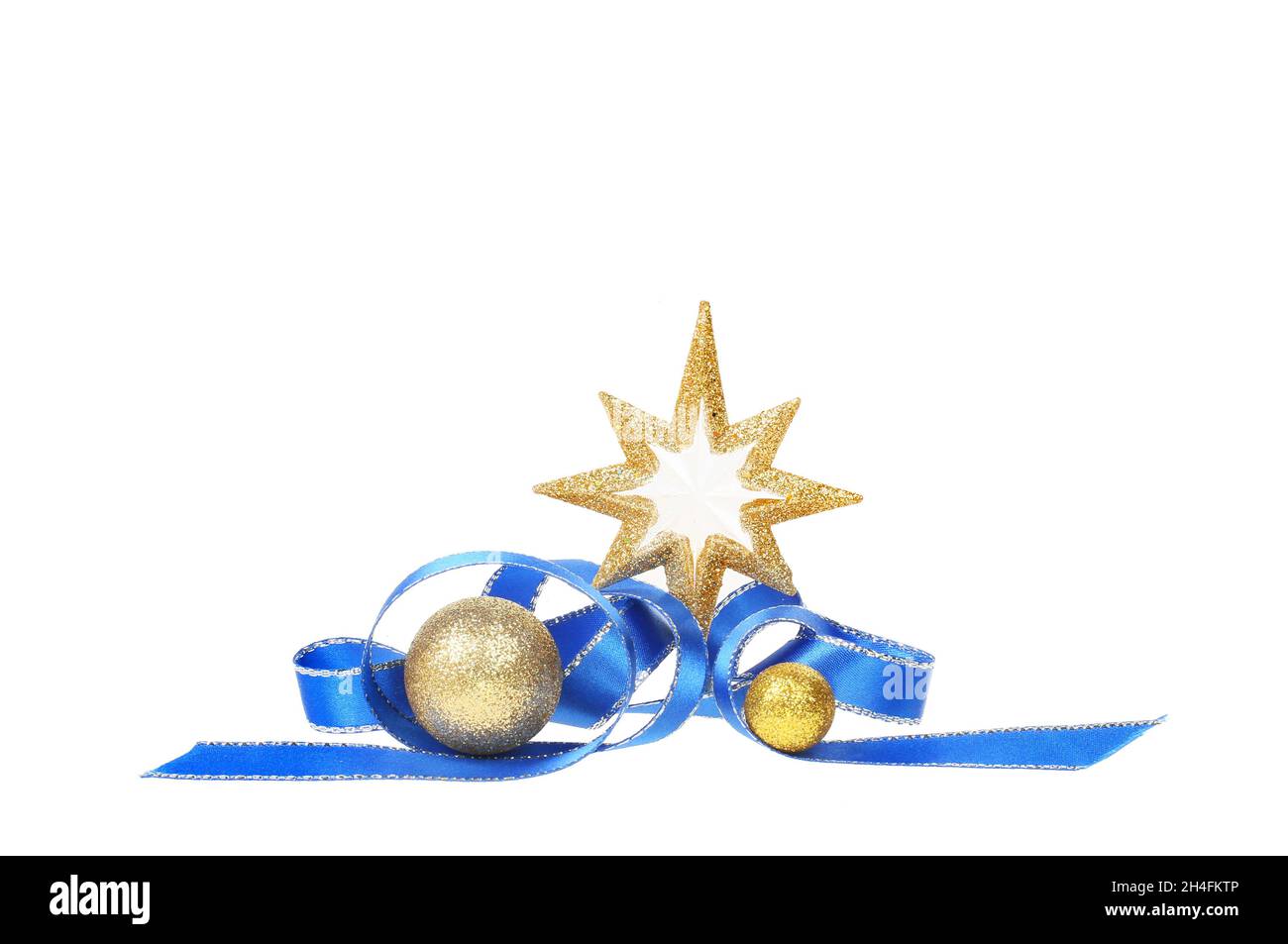 Decorazione natalizia, stella glitterata d'oro, baubles e un nastro blu, isolato contro il bianco Foto Stock
