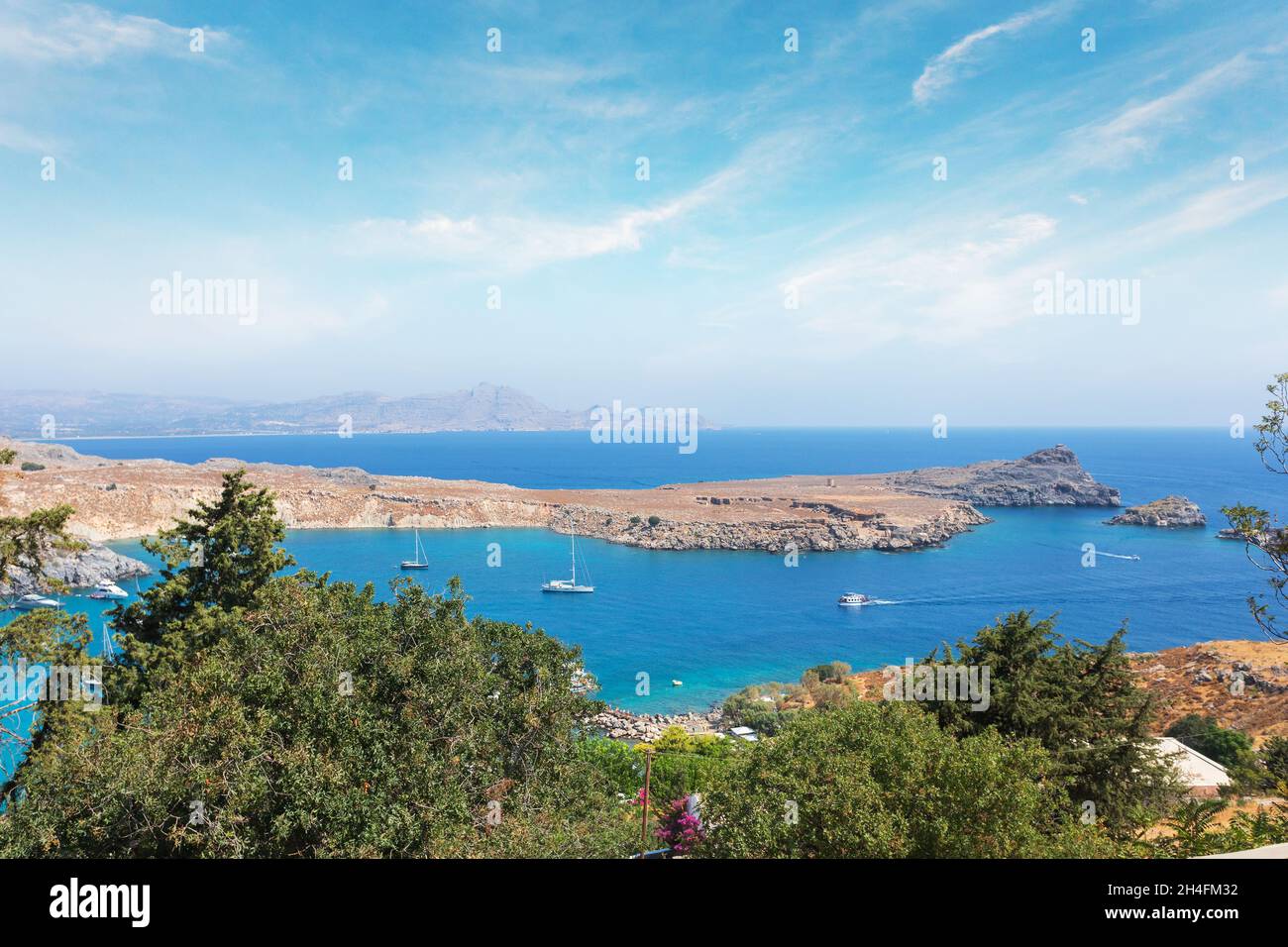 Vista dalla collina dell'Acropoli sulla costa mediterranea nella città di Lindos, isola di Rodi, Grecia Foto Stock