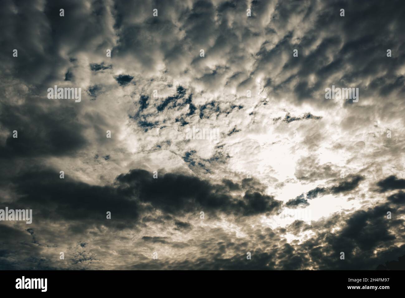 Nuvole di tuono nere che oscurano la luce del sole. Tema meteo. Foto Stock