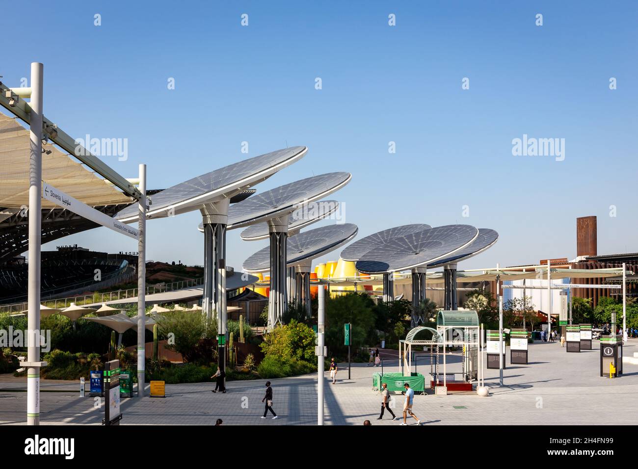 Dubai, Emirati Arabi Uniti, 27.10.2021. Energia solare e acqua condensante 'alberi' strutture all'Expo 2020 Dubai, quartiere di Sostenibilità. Foto Stock