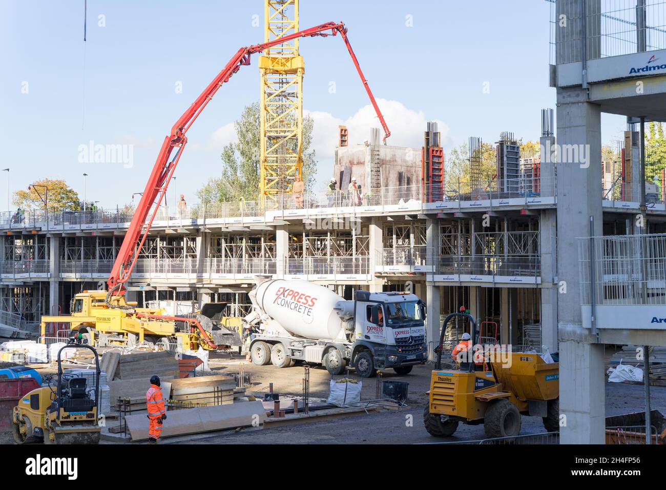Express concrete Truck sta alimentando la pompa per calcestruzzo per il nuovo pavimento nel nuovo sito di sviluppo di abitazioni a Greenwich London Inghilterra Foto Stock