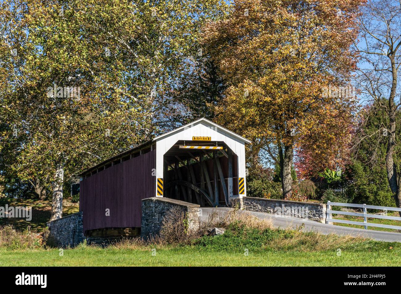Bellissimo ponte coperto di Erb in Autum, Lancaster County, Pa. Foto Stock