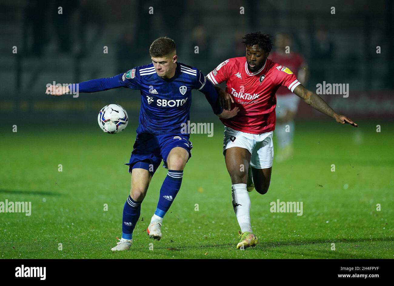 Aramide Oteh di Salford City batte per la palla con Charlie Creswell del Leeds United U21 durante la partita del Pap John's Trophy Northern Group B a Moor Lane, Salford. Data foto: Martedì 2 novembre 2021. Foto Stock