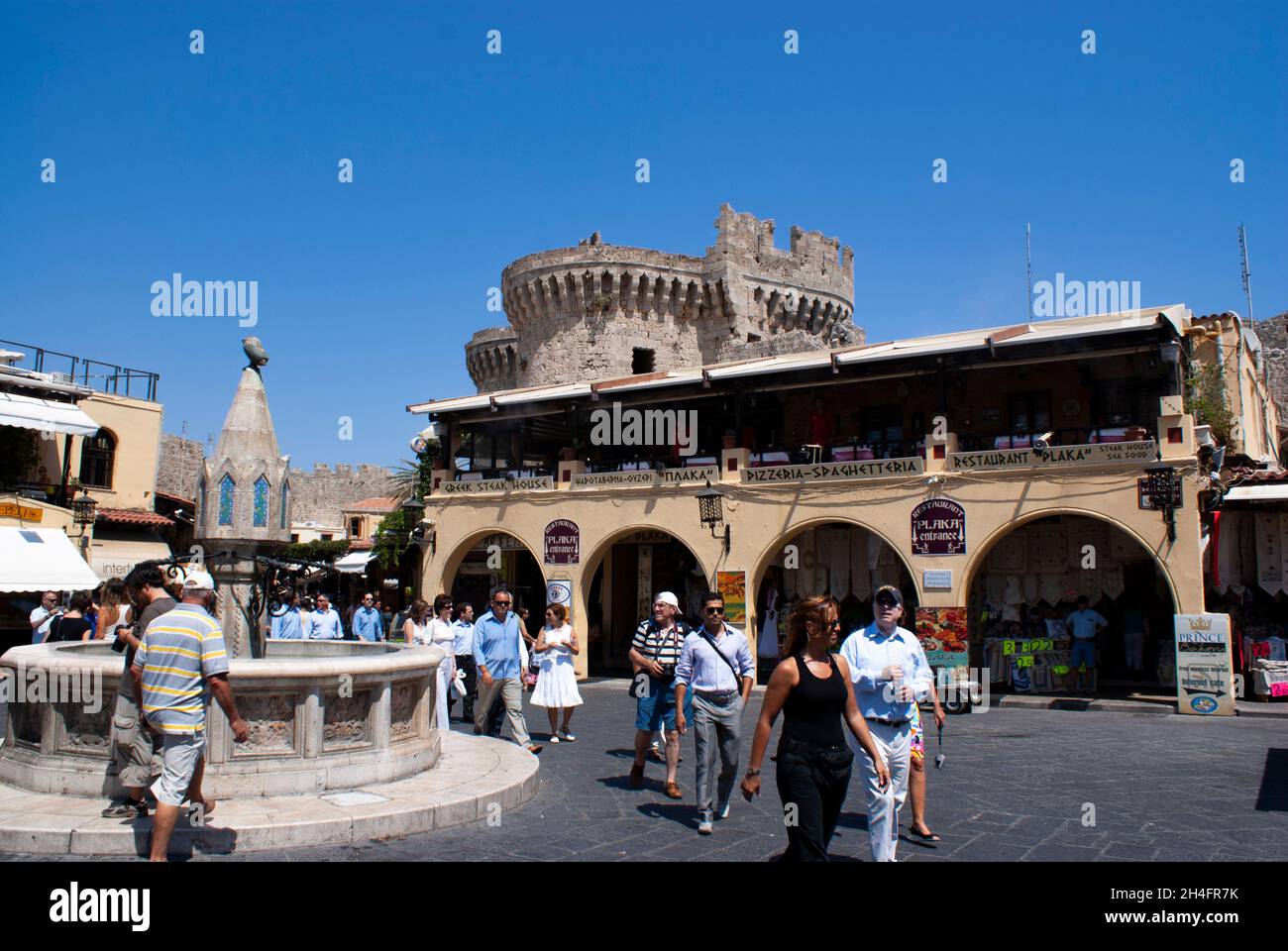 Rodi città - Grecia - Agosto 19 2009 : Vista di piazza Hippocrates vivace storico patrimonio mondiale dell'UNESCO aspetto paesaggio scatto Foto Stock