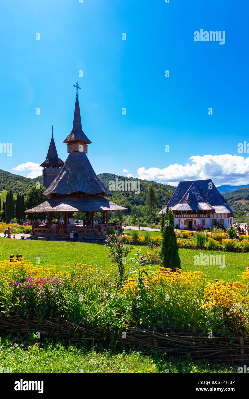 Paesaggio della zona di Maramures con il monastero di Birsana, la cui architettura è tradizionale e specifica per la Romania Foto Stock