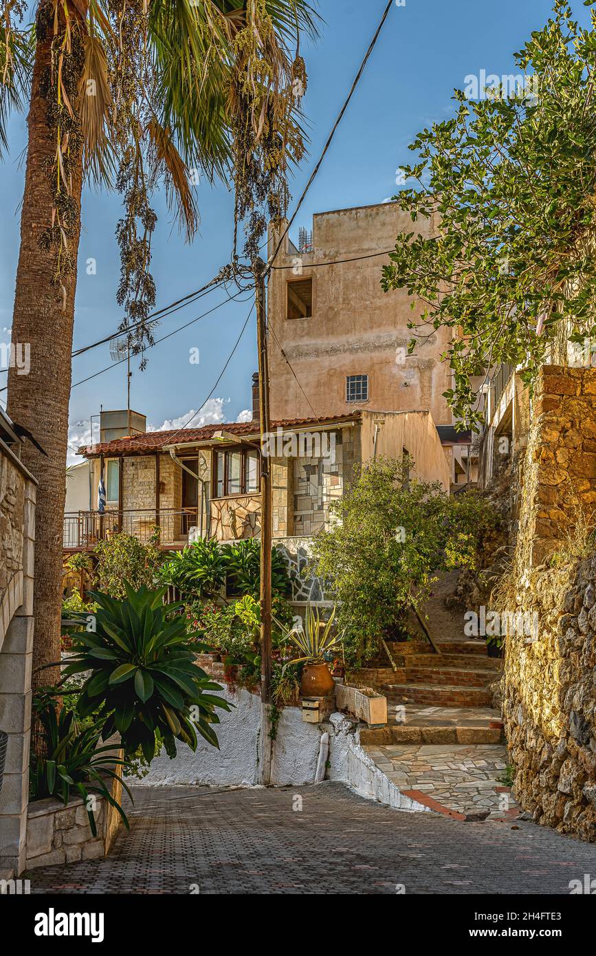 Vecchi edifici al sole serale nella città vecchia di Platanias, Creta, Grecia, 9 ottobre 2021 Foto Stock