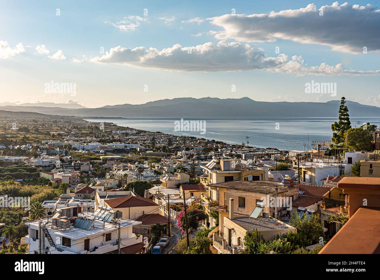 Platanias villaggio e baia da un alto punto di vista, Creta, Grecia, 10 ottobre 2021 Foto Stock