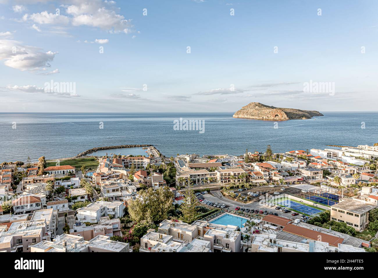 Vista mozzafiato dal centro storico sull'Agia Marina di Platanias, Creta, Grecia, 9 ottobre 2021 Foto Stock